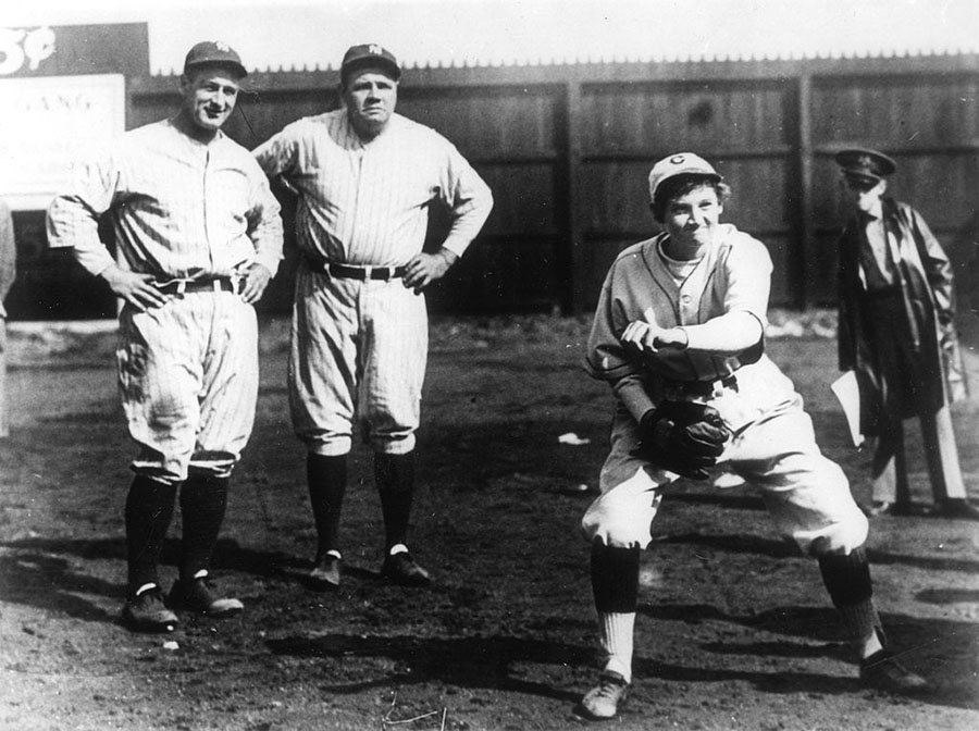 Babe Ruth y Lou Gehrig miran a Jackie Mitchell
