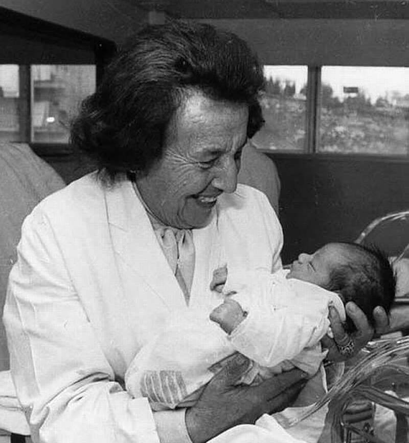 Gisella Perl, la médica judía que salvó vidas en Auschwitz 7 Gisela Perla cargando a bebé