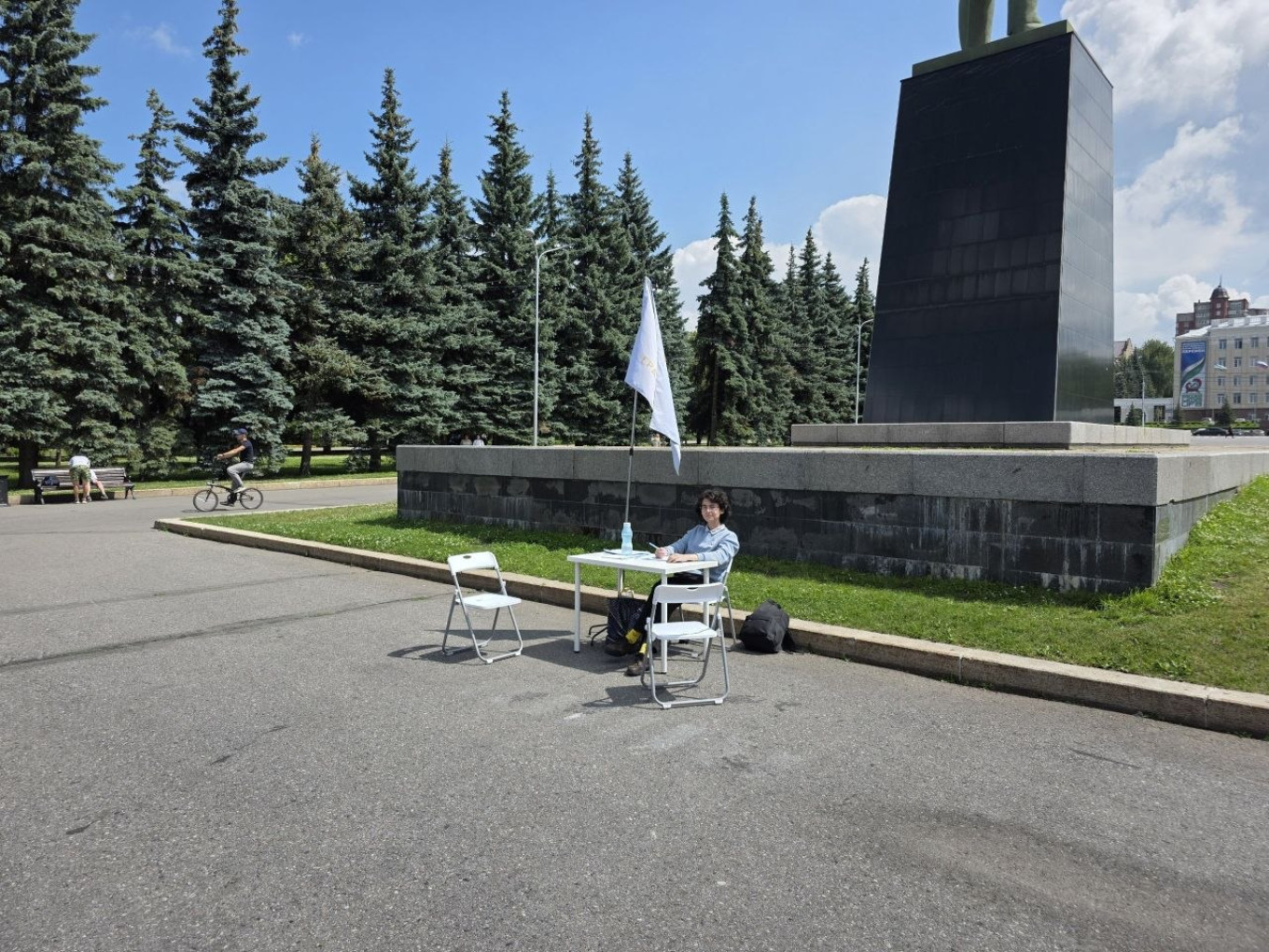 
Un voluntario recoge firmas de candidatos independientes en Ufa, capital de la República de Bashkortostán. Ciudadanos Unidos/Telégrafo				