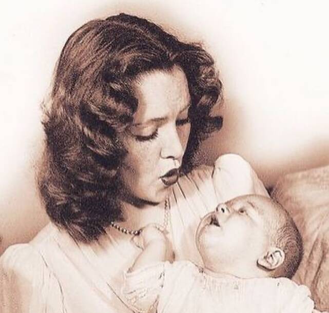 Barbara Daly Baekeland sostiene a su hijo