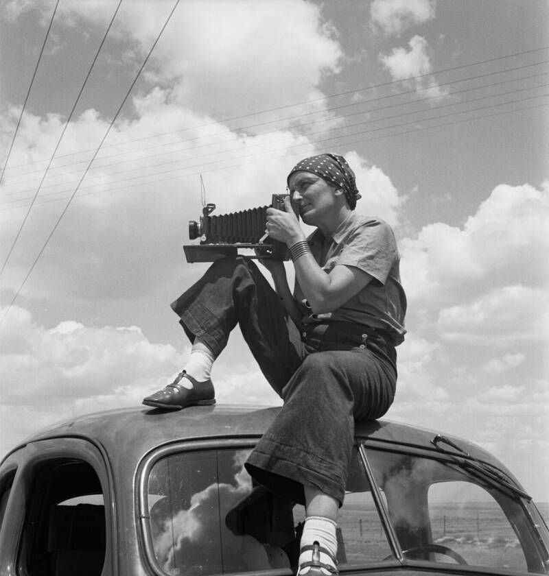 Madre inmigrante: la verdadera historia detrás de las fotos de Dorothea Lange 4 Dorothea Lange y su cámara