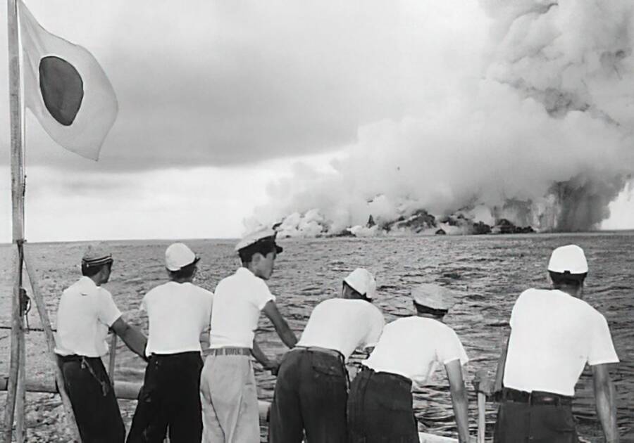 Dragon Triangle, la zona marítima mortal del sur de Japón 3 Marineros observan la erupción del volcán Dragon Triangle