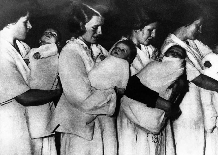 Mujeres y bebés nazis