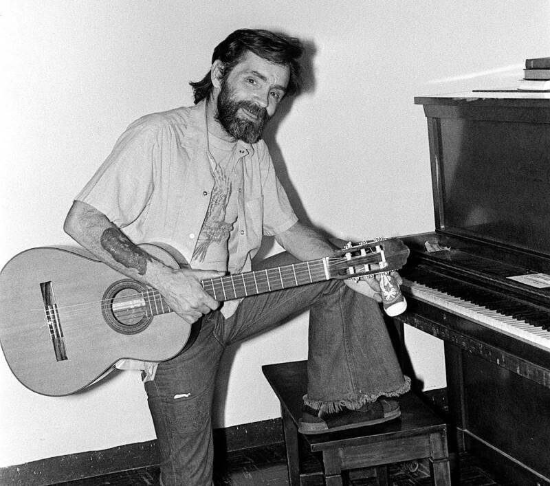 Charles Manson y la guitarra