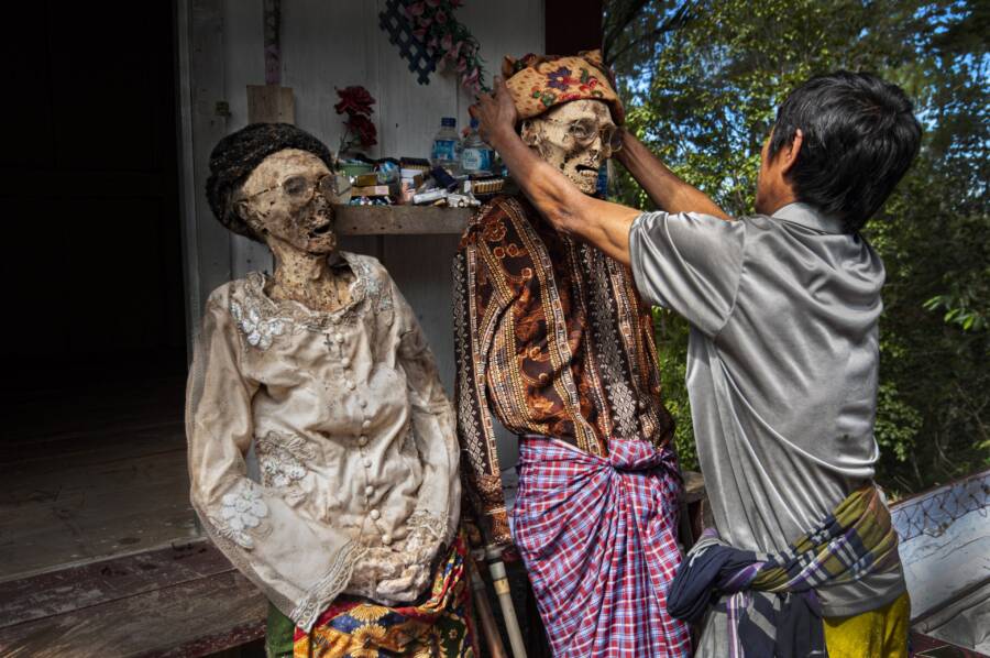 Toraja: pueblo indonesio famoso por sus espantosos rituales de muerte 3 cadáver de toraja