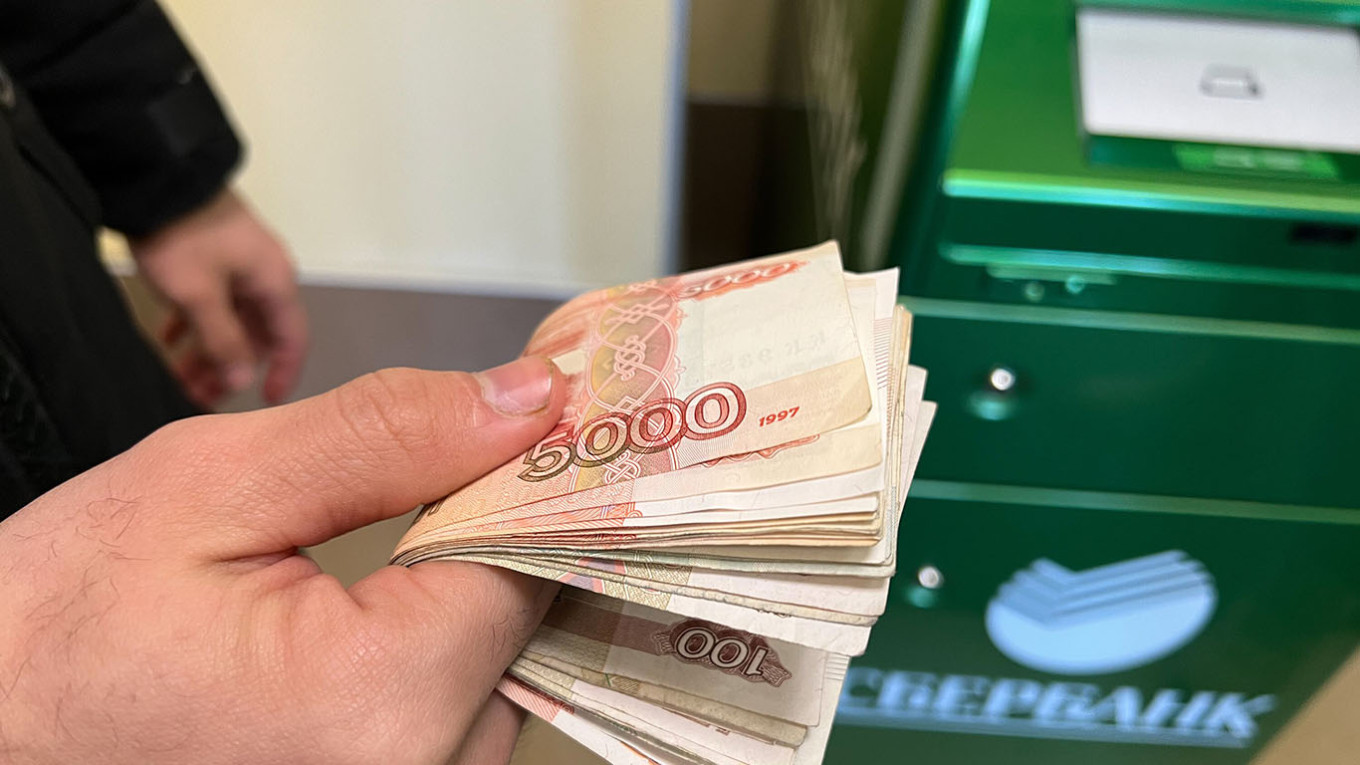 
Una pila de billetes de 5.000 rublos. agencia de noticias de moscú				