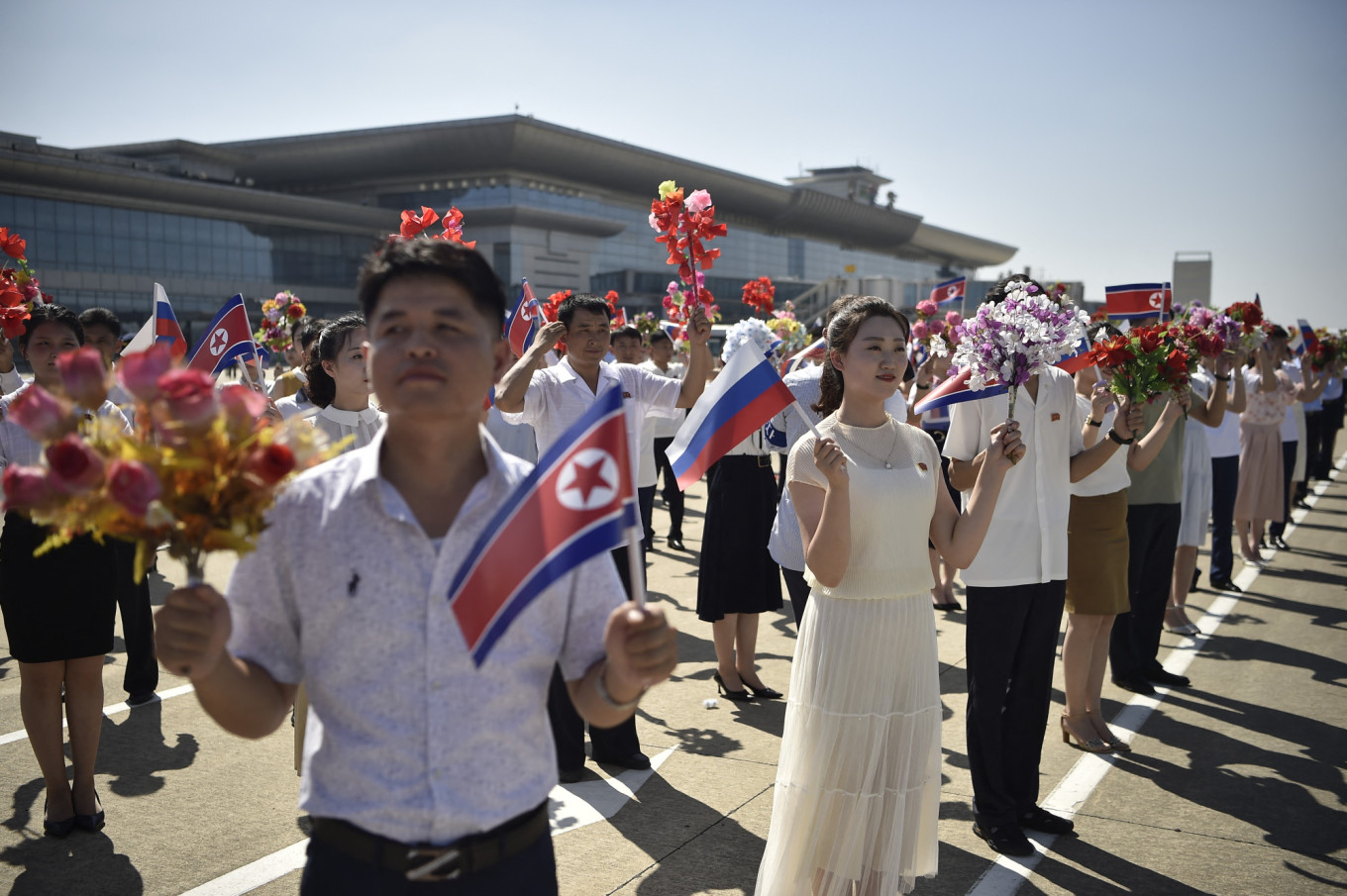Moscú ve a Corea del Norte como un nuevo punto turístico. Muy pocos rusos viajan. 2
Los norcoreanos participarán en una ceremonia de bienvenida a bordo de un Boeing 777 de Boris Airways ruso en el aeropuerto internacional de Pyongyang en julio de 2025, completando el primer vuelo comercial entre capitales aliadas en décadas.
