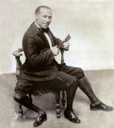 Frank Lentini, el hombre de tres patas de los hermanos Ringling 5 Frank Lentini toca la guitarra