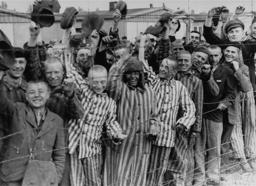 Venganza en Dachau: militares estadounidenses masacran a guardias de campos de concentración 4 Liberados los prisioneros del campo de concentración de Dachau