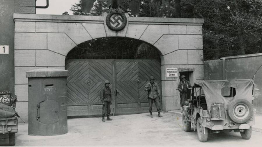 Venganza en Dachau: militares estadounidenses masacran a guardias de campos de concentración 5 Soldados custodiando Dachau