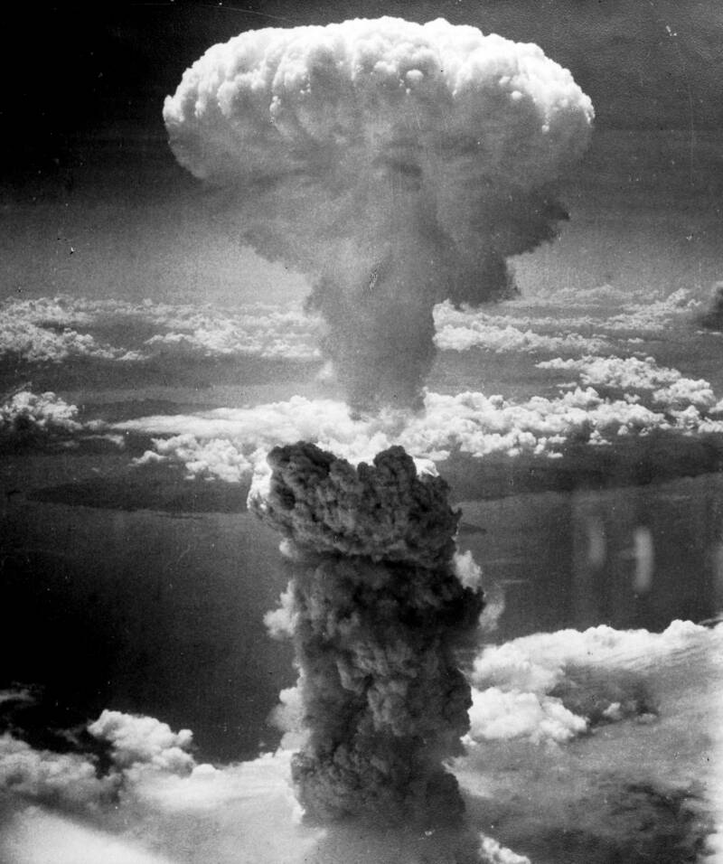 Nube en forma de hongo sobre Japón