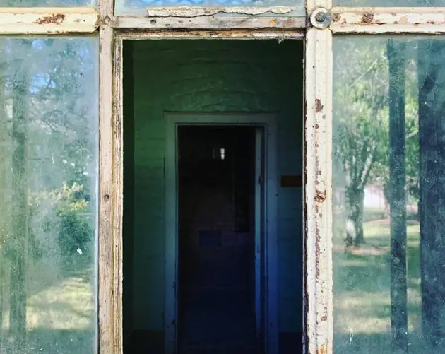 9 asilos abandonados que te darán miedo 2 ventana rota