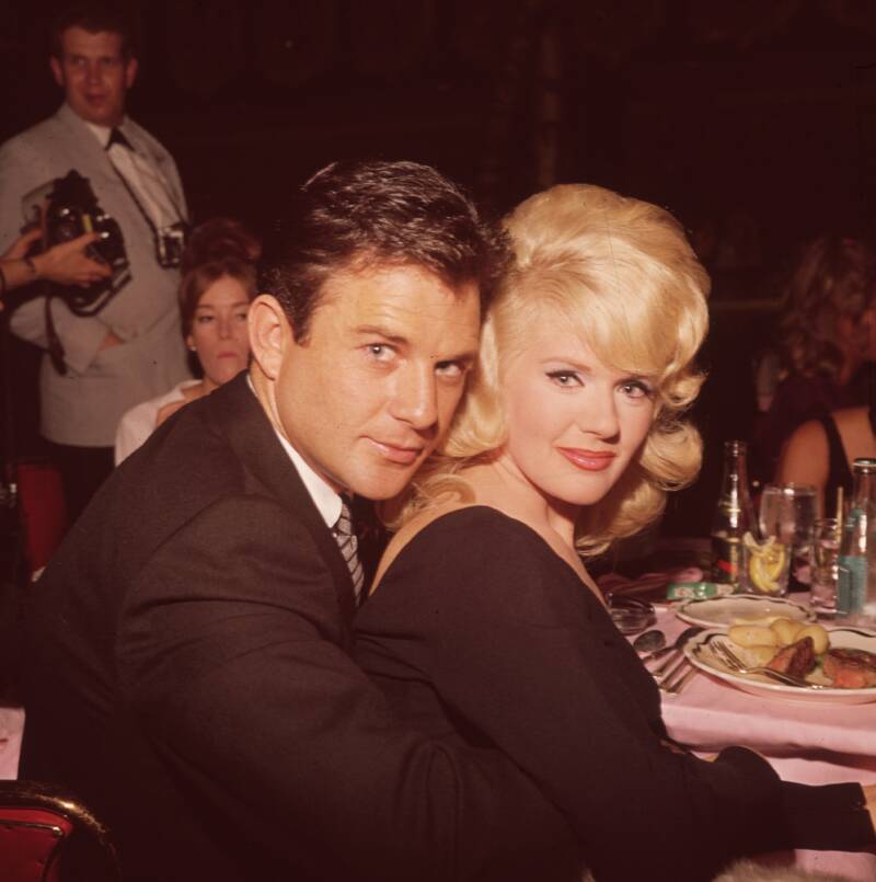 James Stacey y Connie Stevens
