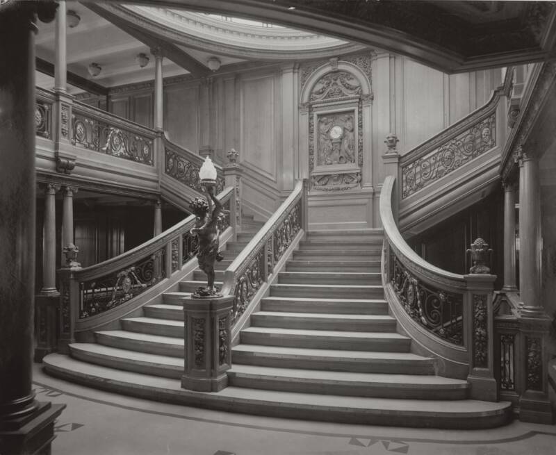 Gran escalera en el barco hermano del Titanic