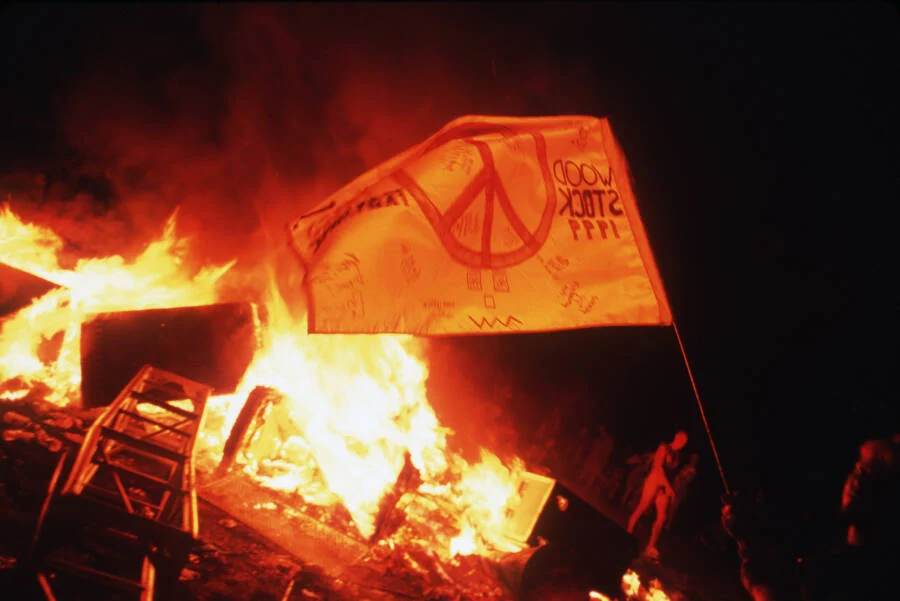 99 fotos de Woodstock revelan el caos en el festival 3 Woodstock 99 llamas y banderas