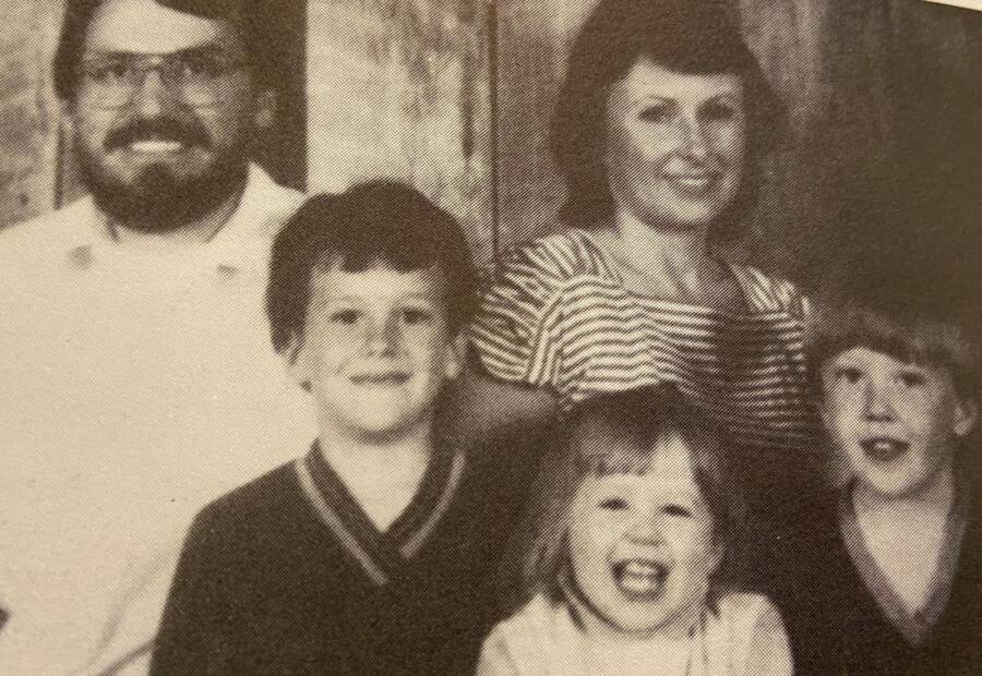 Mike y Teresa balanceándose con los niños.