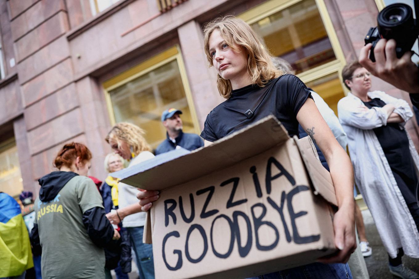 
Activistas protestan bajo consignas 