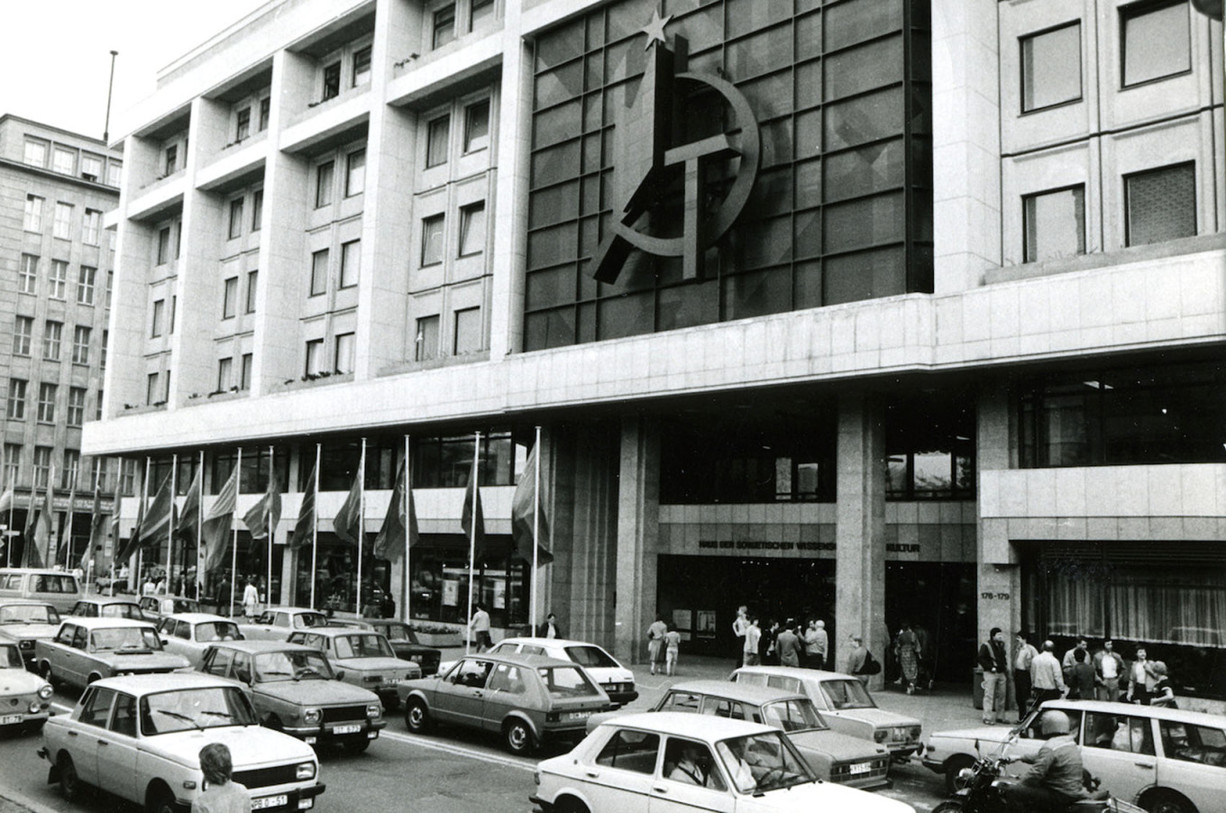 Alemania dice que cerrará los centros culturales rusos. Puede que no sea tan sencillo. 3
1984, Casa de la Ciencia y la Cultura de la URSS (ahora Casa de Rusia), Berlín. wikimapia.org