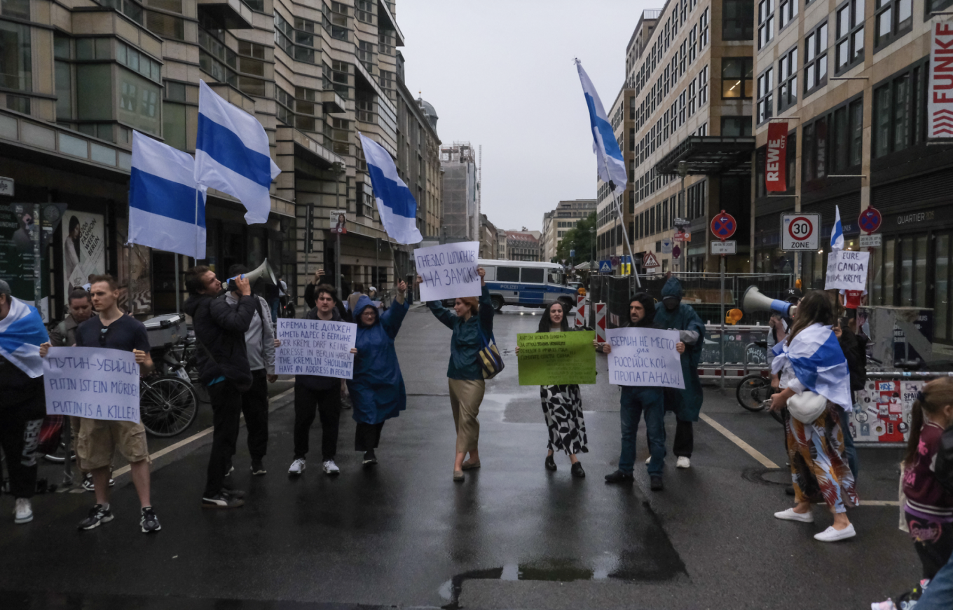 Alemania dice que cerrará los centros culturales rusos. Puede que no sea tan sencillo. 2
Los partidarios de la oposición liberal rusa se manifiestan a favor del cierre de la Casa de Rusia en Berlín. Ned Garvey