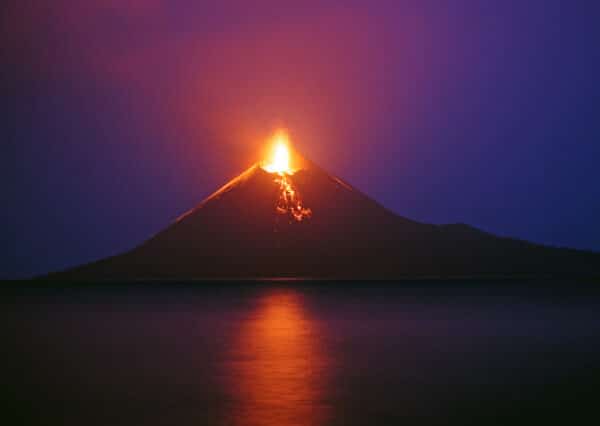 Indonesia reabre aeropuertos suspendidos por erupción volcánica – 1 Indonesia Reopens Airports After Suspension Due to Volcanic Eruption
