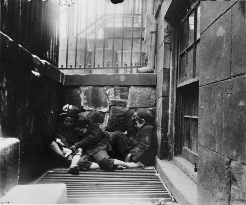 Niños de la calle durmiendo en Mulberry Street