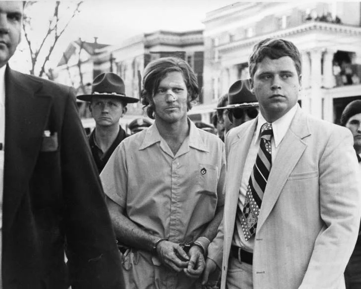 Paul John Knowles, el "Asesino Casanova" que asesinó al menos a 18 personas 4 Paul John Knowles esposado