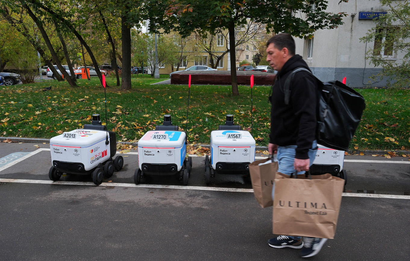 
Un robot de reparto Yandex estacionado en un estacionamiento de robots en Moscú. Reuters/Shamil Zhumatov				