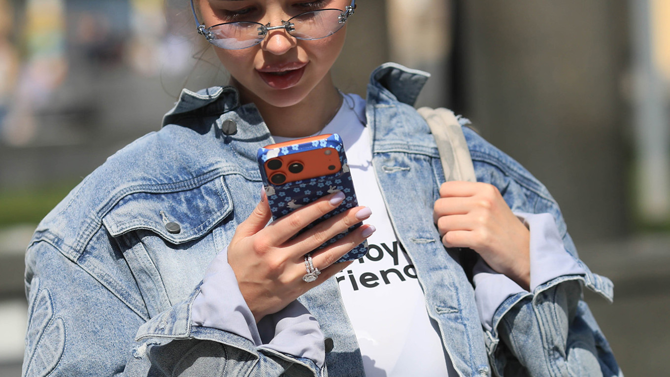 Desde bancos hasta taxis, la huelga del centro de datos de Ucrania perturba la vida cotidiana en Rusia 2
En Moscú, una joven mira su teléfono móvil. Vasily Kuzmichernock/Agencia de Noticias de Moscú