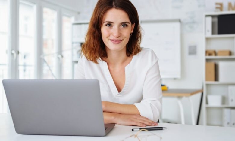 programa de nóminas con la facturación electrónica mujer